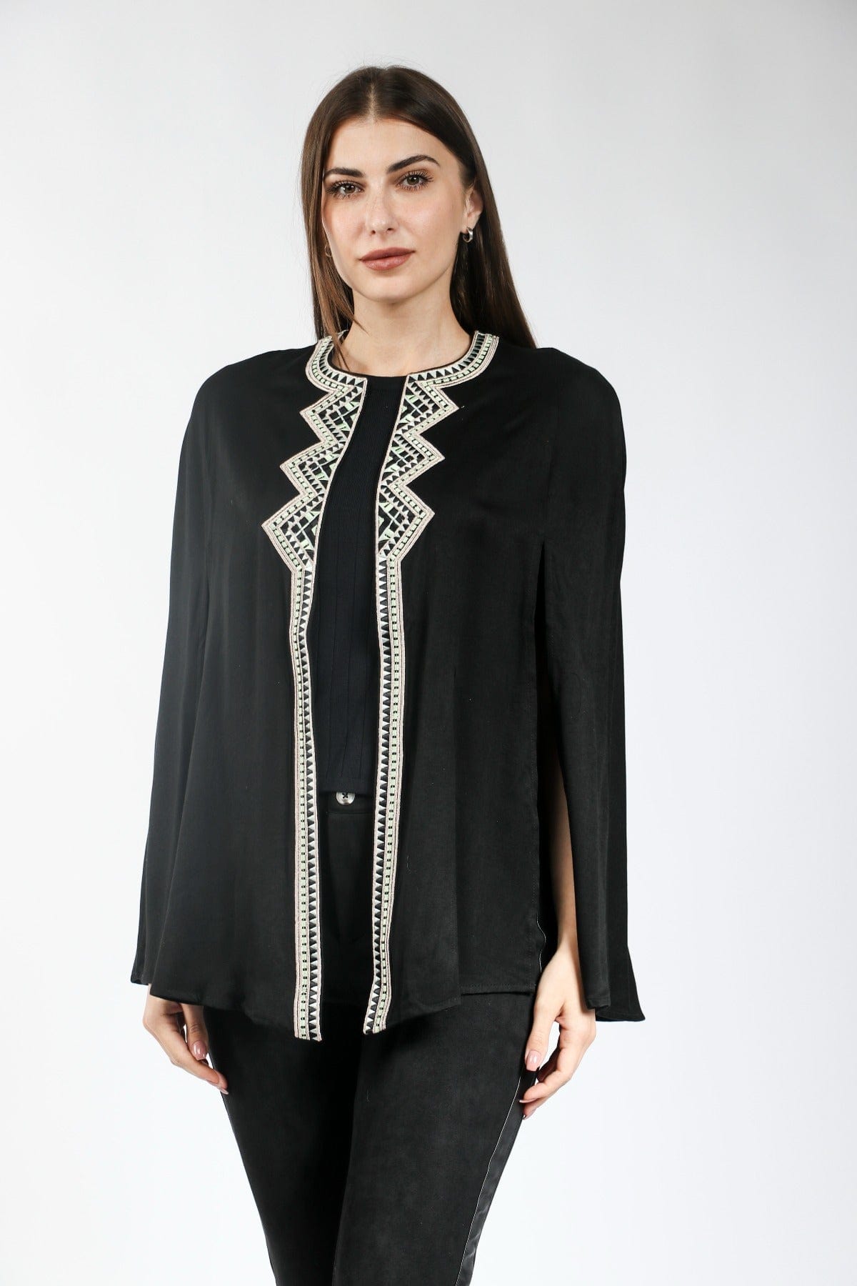 ديامانتين كاب مطرز مزين من الأمام 3/4 كم مفتوح من الجوانب أسود