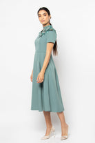 نتشي فستان ميدي نص كم مفتوح من الرقبة مزين بوردة