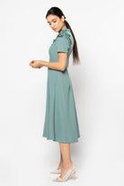 نتشي فستان ميدي نص كم مفتوح من الرقبة مزين بوردة