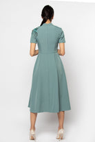 نتشي فستان ميدي نص كم مفتوح من الرقبة مزين بوردة