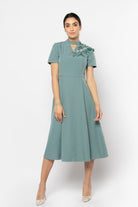 نتشي فستان ميدي نص كم مفتوح من الرقبة مزين بوردة