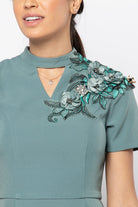 نتشي فستان ميدي نص كم مفتوح من الرقبة مزين بوردة