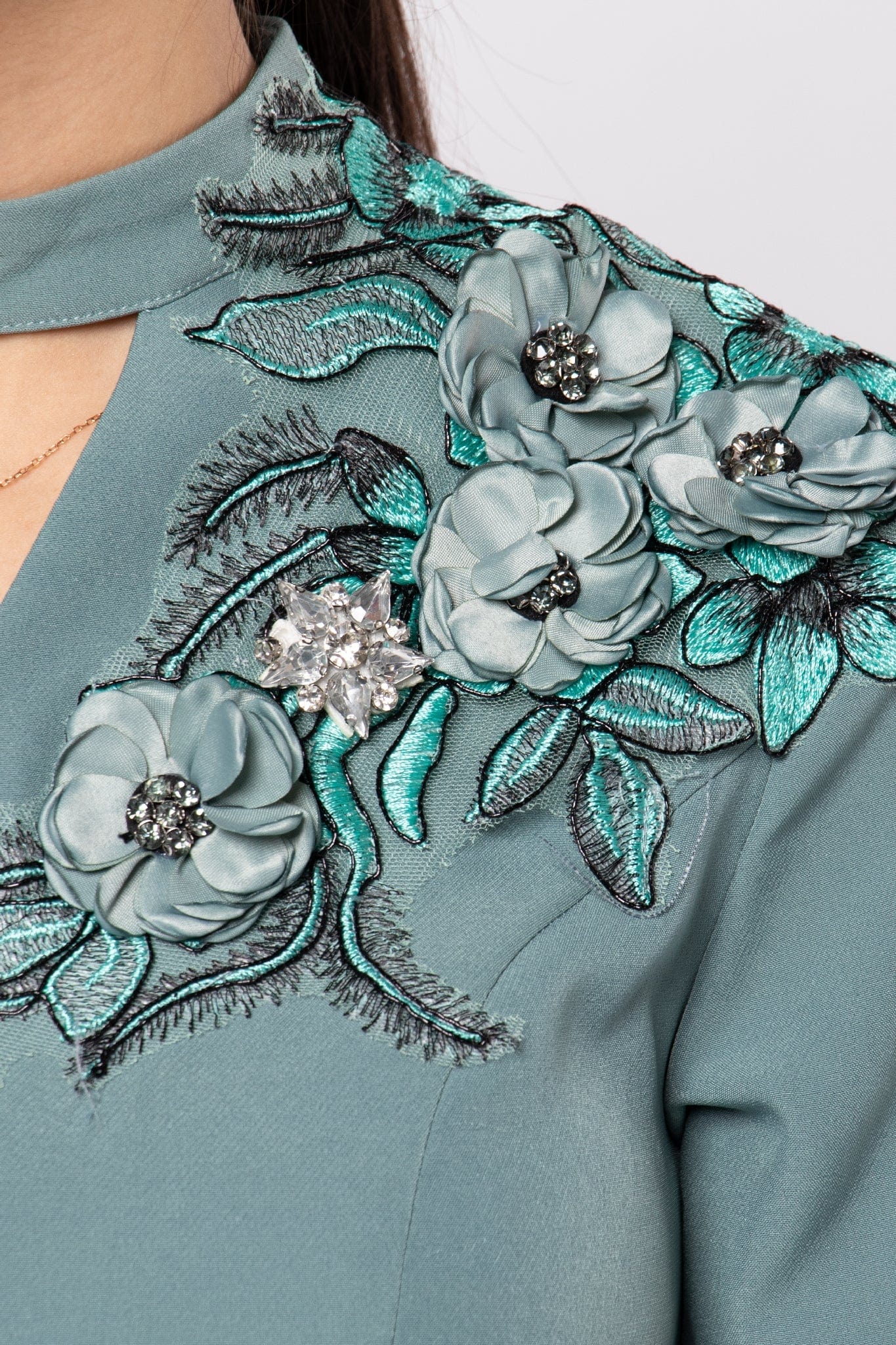 نتشي فستان ميدي نص كم مفتوح من الرقبة مزين بوردة