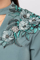 نتشي فستان ميدي نص كم مفتوح من الرقبة مزين بوردة