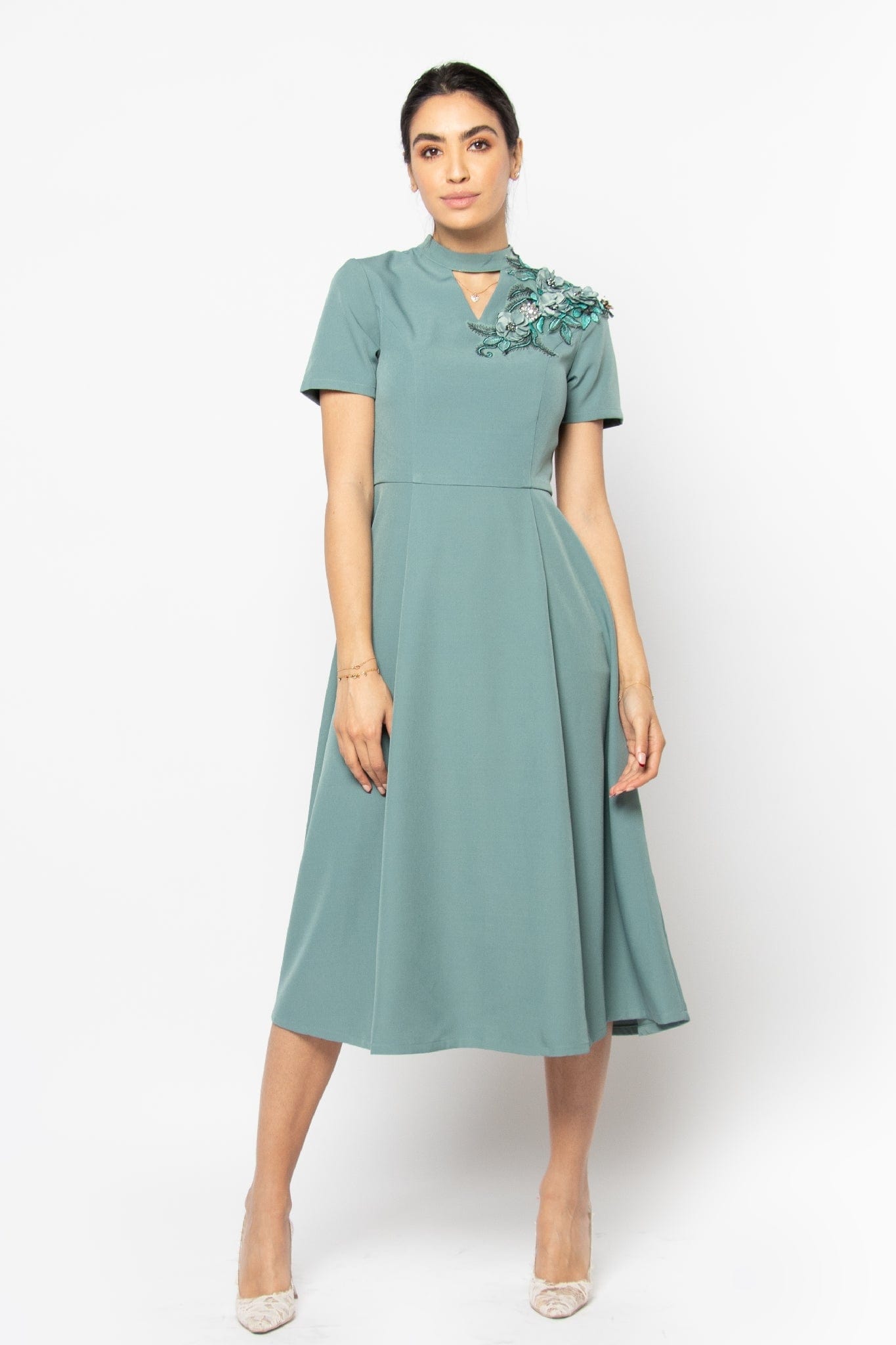 نتشي فستان ميدي نص كم مفتوح من الرقبة مزين بوردة