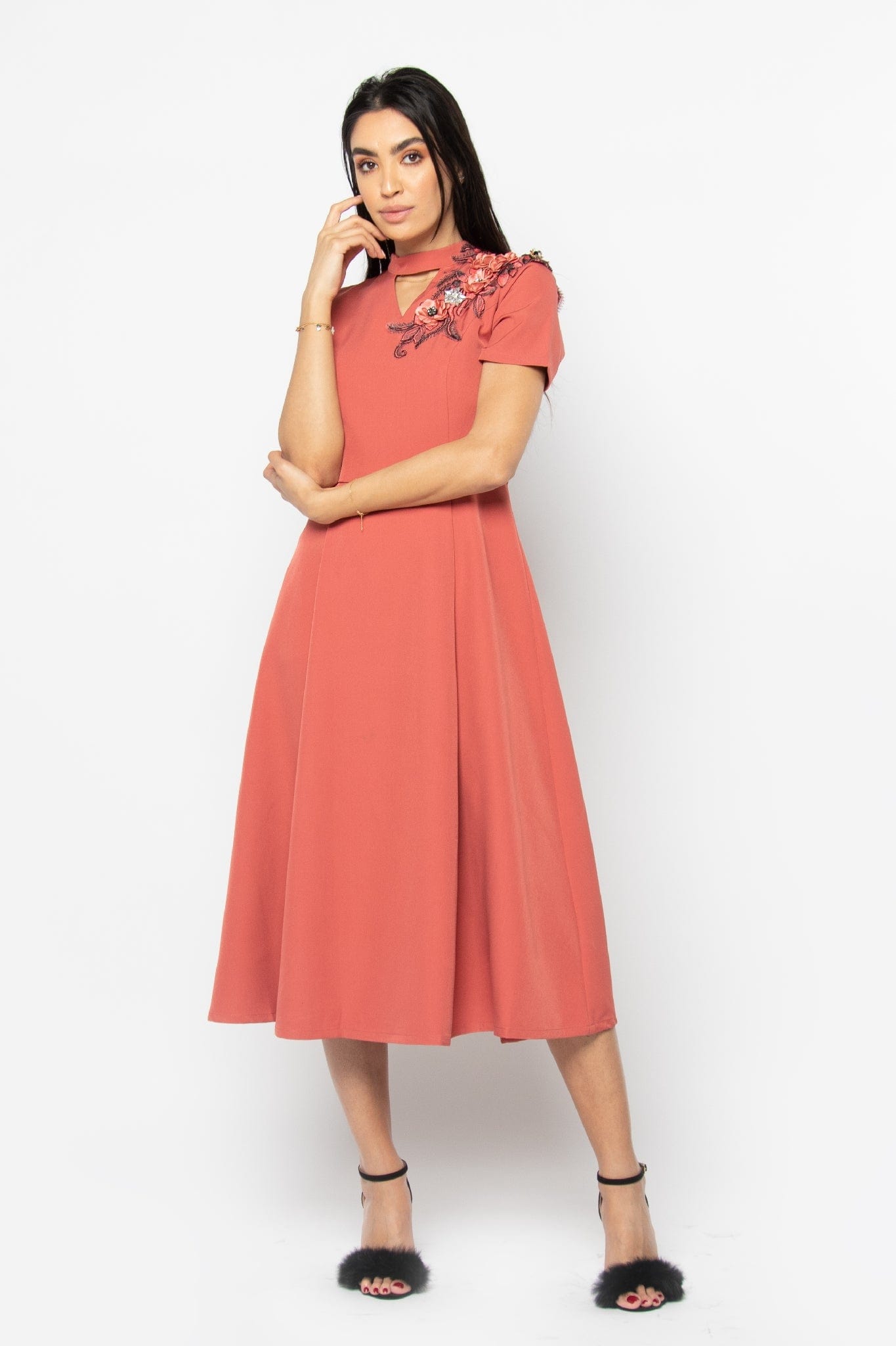 نتشي فستان ميدي نص كم مفتوح من الرقبة مزين بوردة