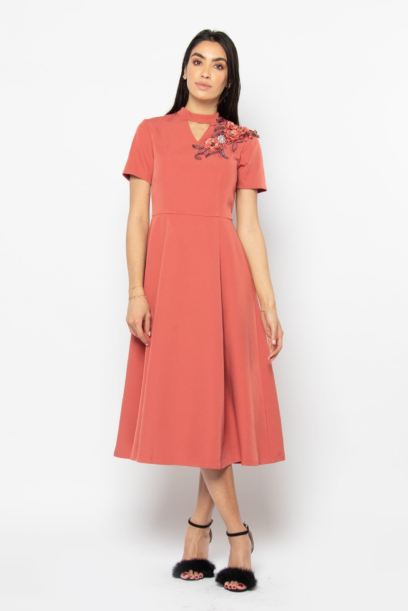 نتشي فستان ميدي نص كم مفتوح من الرقبة مزين بوردة