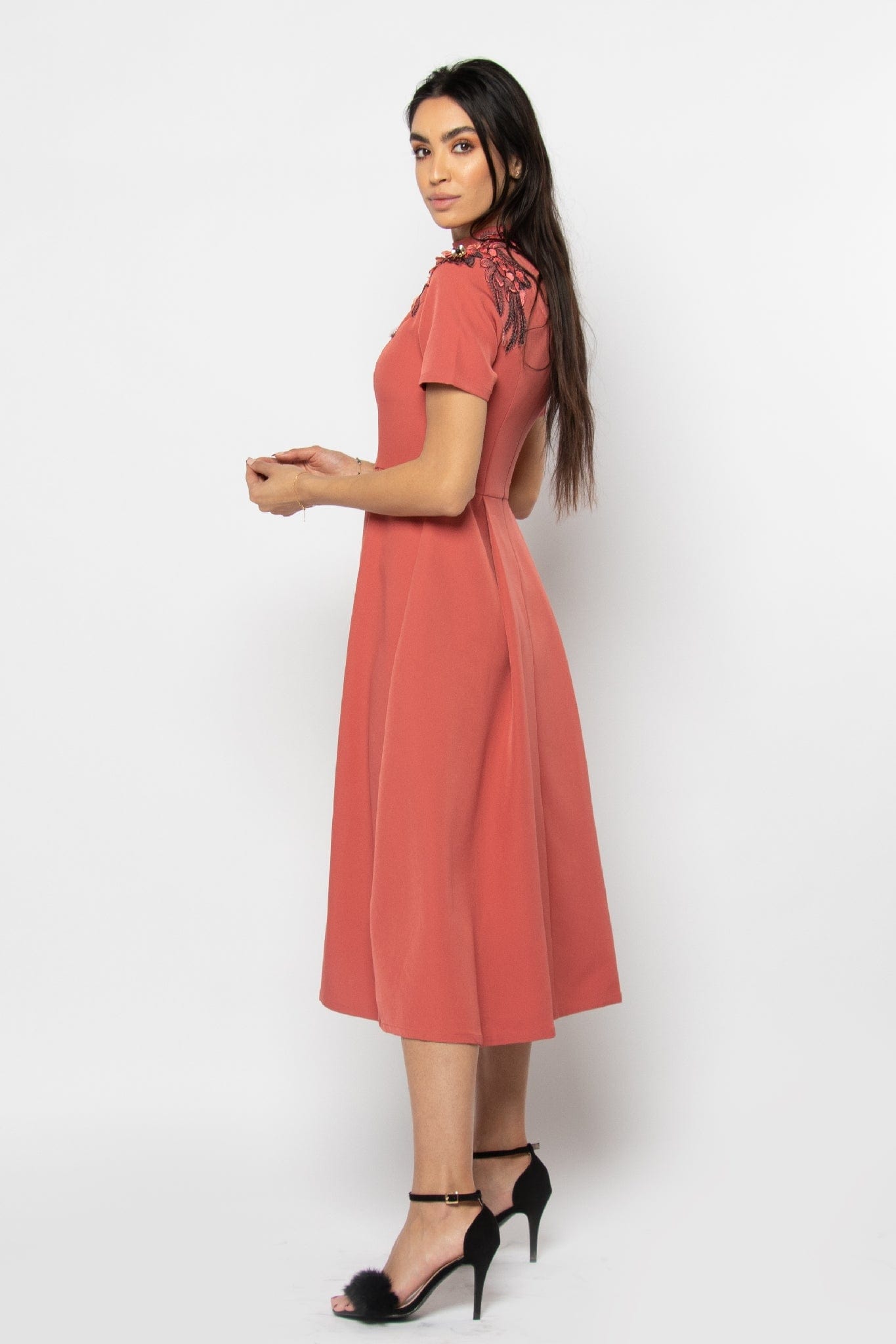 نتشي فستان ميدي نص كم مفتوح من الرقبة مزين بوردة