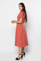 نتشي فستان ميدي نص كم مفتوح من الرقبة مزين بوردة