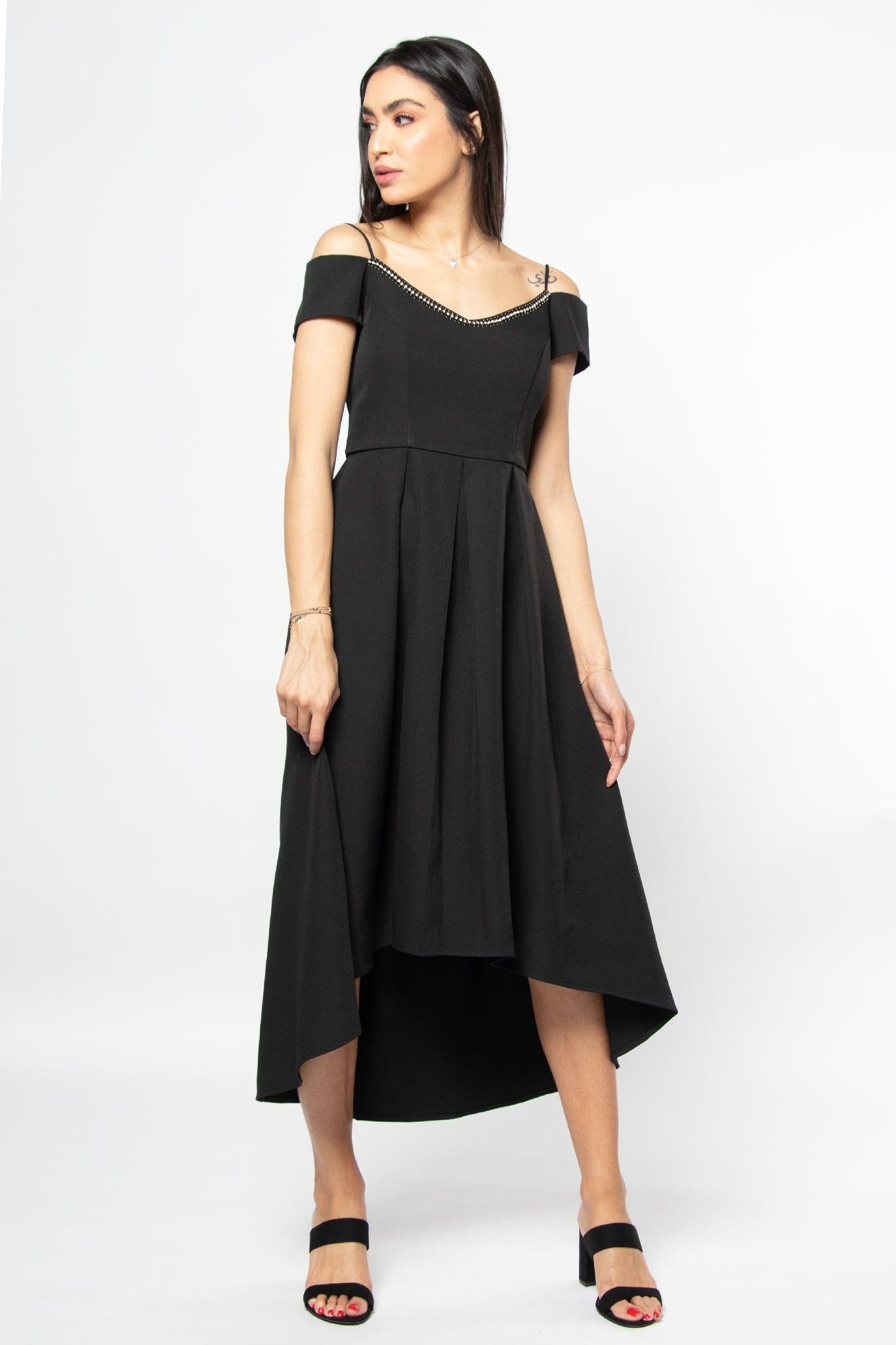 نتشي فستان ميدي بأكمام قصير وحمالات وتطريز على الصدر