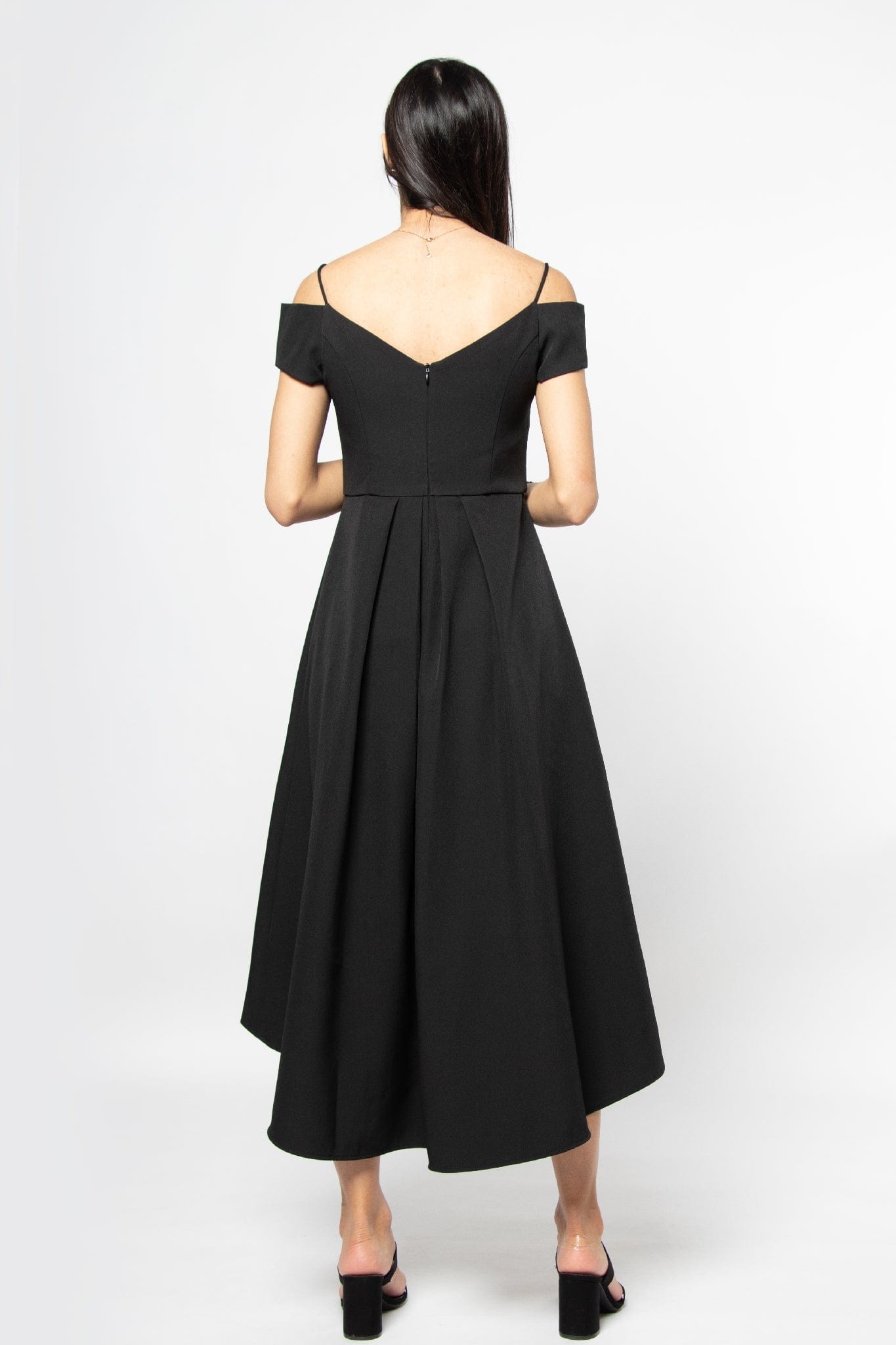 نتشي فستان ميدي بأكمام قصير وحمالات وتطريز على الصدر