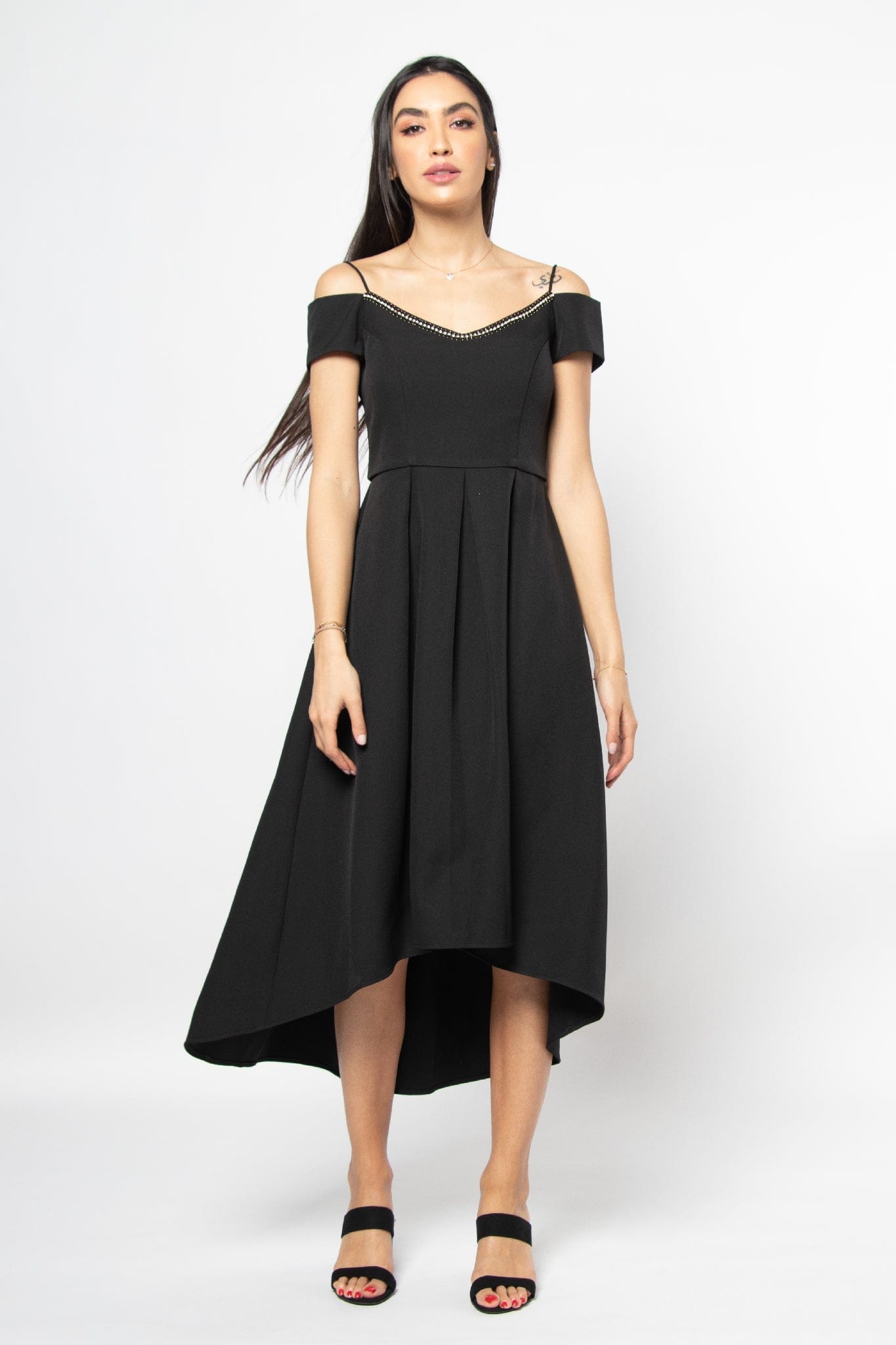 نتشي فستان ميدي بأكمام قصير وحمالات وتطريز على الصدر