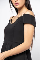 نتشي فستان ميدي بأكمام قصير وحمالات وتطريز على الصدر