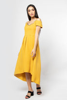 نتشي فستان ميدي بأكمام قصير وحمالات وتطريز على الصدر