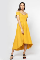 نتشي فستان ميدي بأكمام قصير وحمالات وتطريز على الصدر