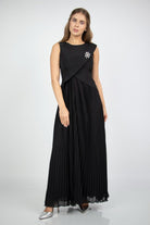 نتشي فستان طويل ببروش على الكتف وفتحة ظهر بدون كم أسود