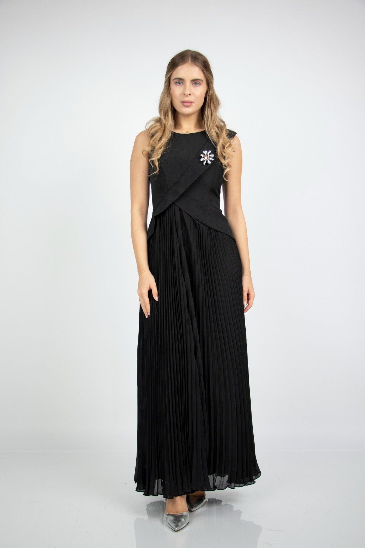 نتشي فستان طويل ببروش على الكتف وفتحة ظهر بدون كم أسود