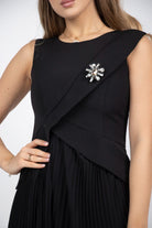 نتشي فستان طويل ببروش على الكتف وفتحة ظهر بدون كم أسود