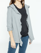 شانا جاكيت طويل مفتوح مكشكش بأكمام طويلة وقبعة نسائي أسود