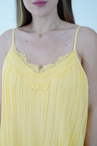 نتشي تانك توب بليسية مزين بدانتيل