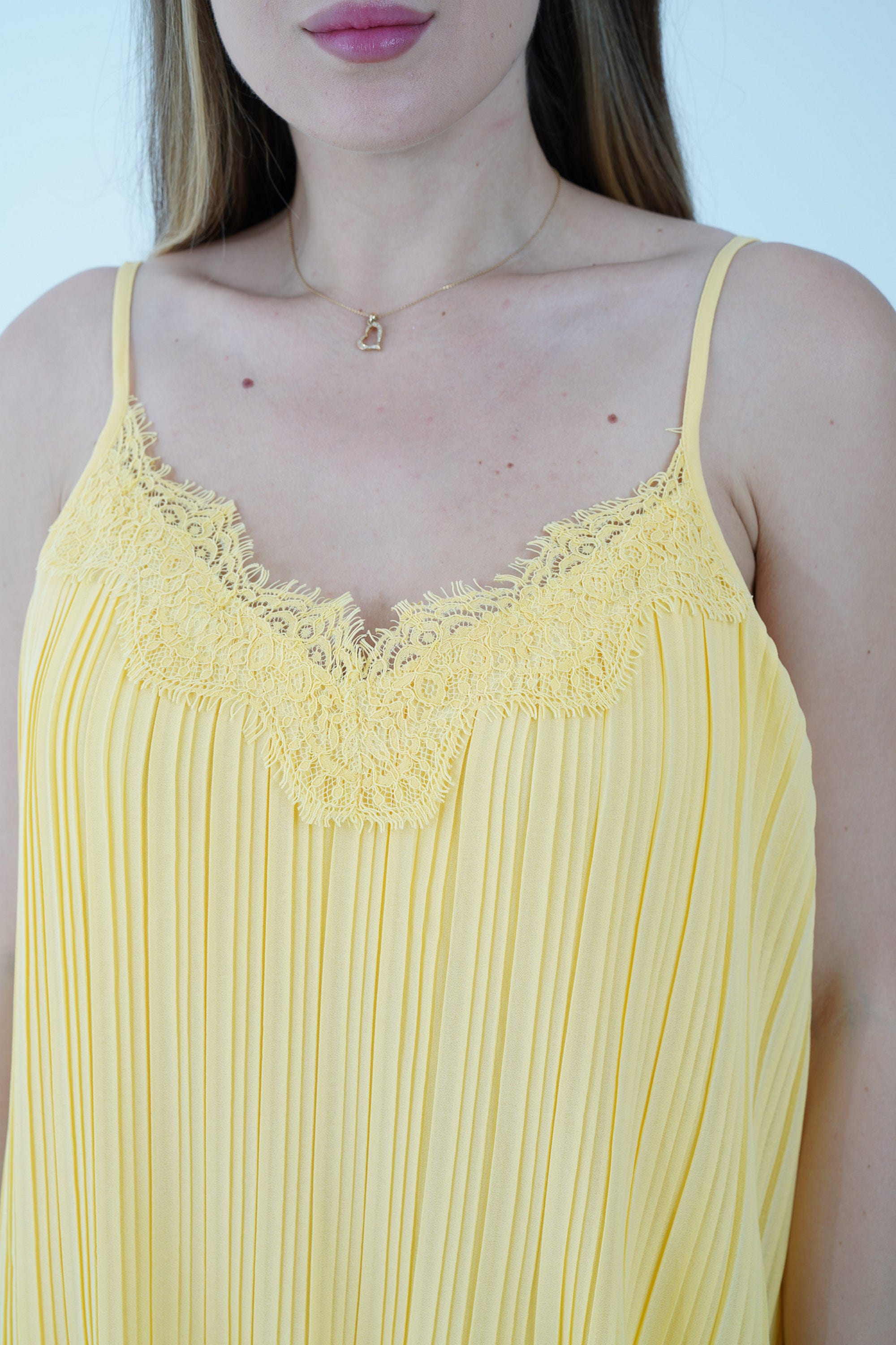 نتشي تانك توب بليسية مزين بدانتيل