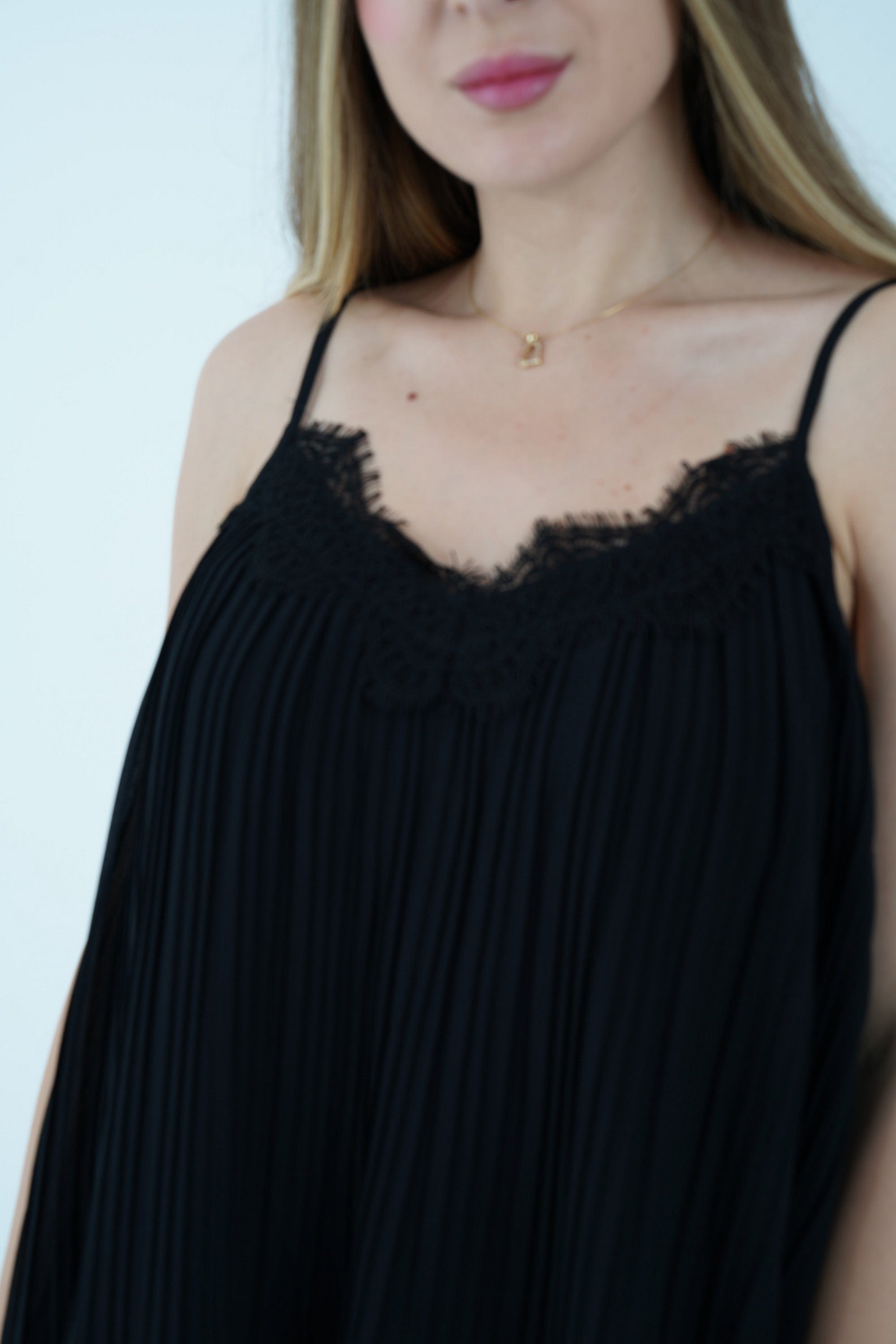 نتشي تانك توب بليسية مزين بدانتيل