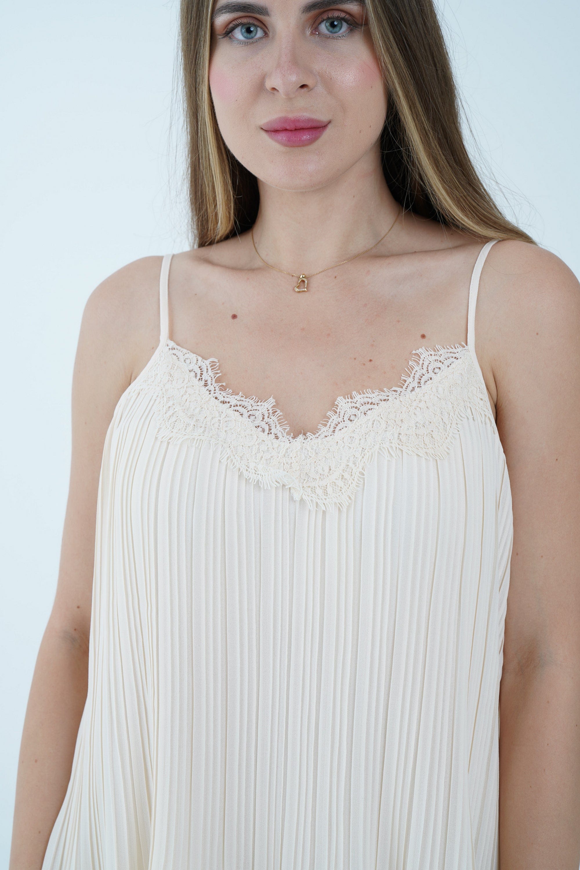 نتشي تانك توب بليسية مزين بدانتيل