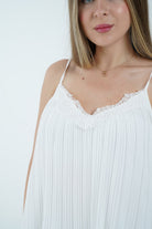 نتشي تانك توب بليسية مزين بدانتيل