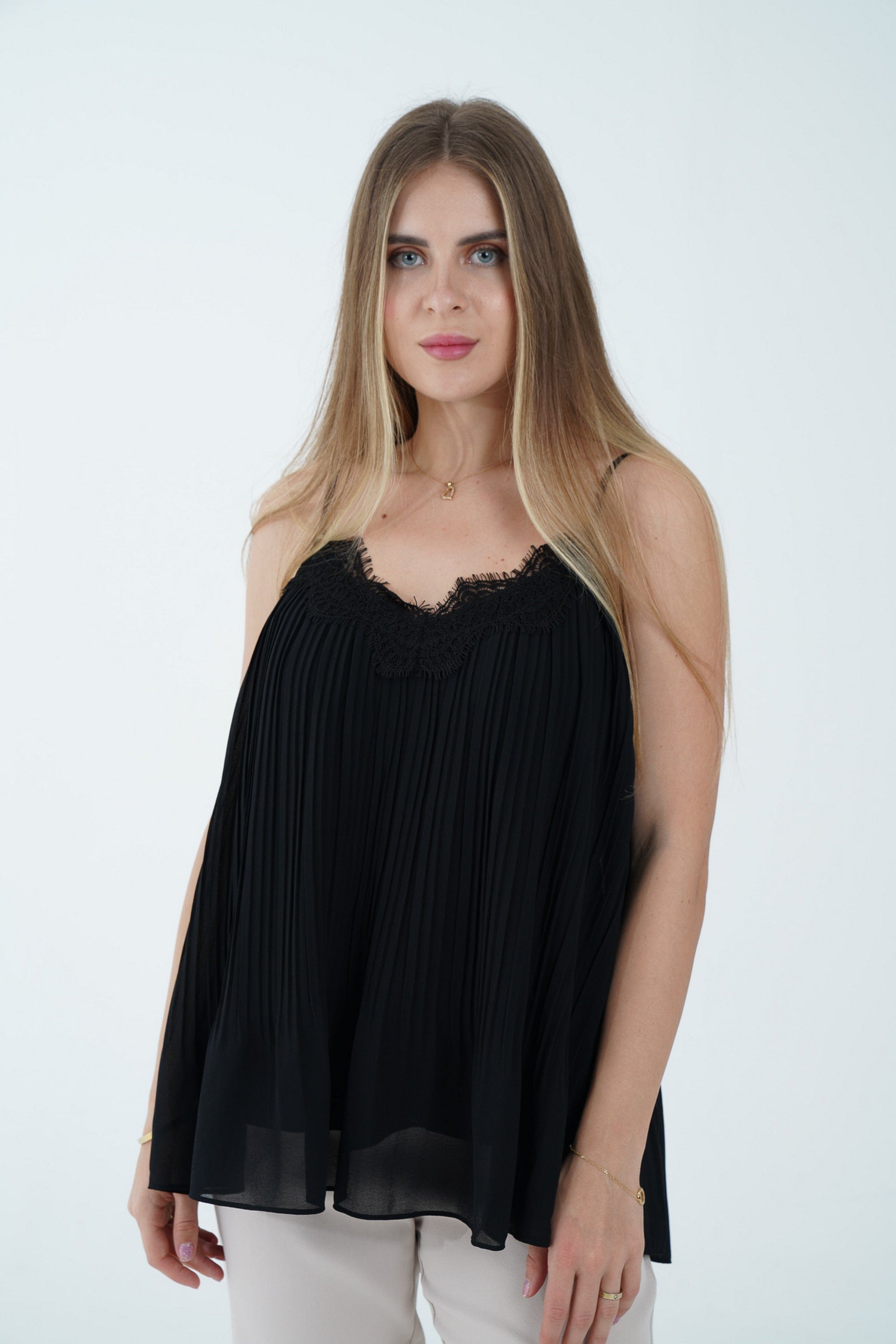 نتشي تانك توب بليسية مزين بدانتيل