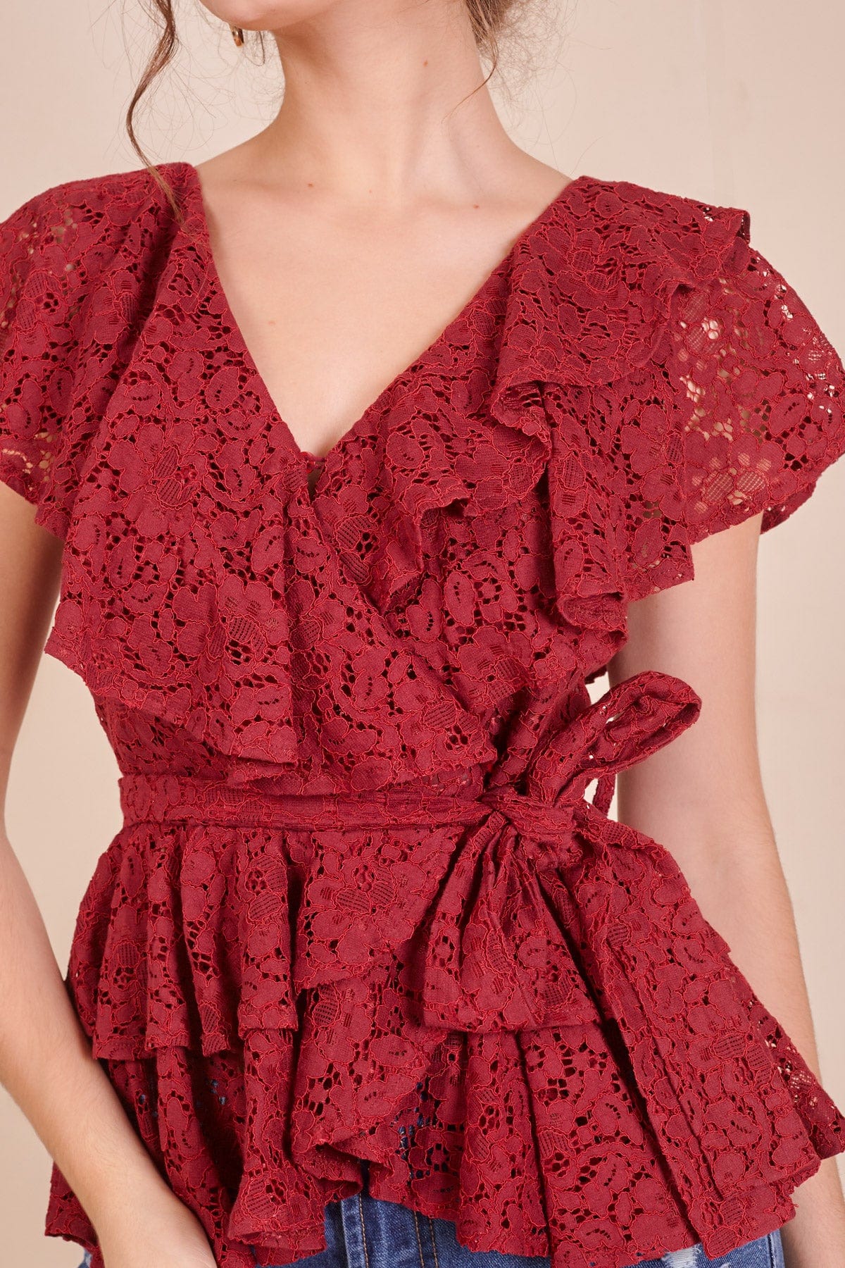 دريسنج بولا بلوزة مكشكشة دانتيل لف كم قصير مكشكش نسائي مارون