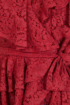 دريسنج بولا بلوزة مكشكشة دانتيل لف كم قصير مكشكش نسائي مارون