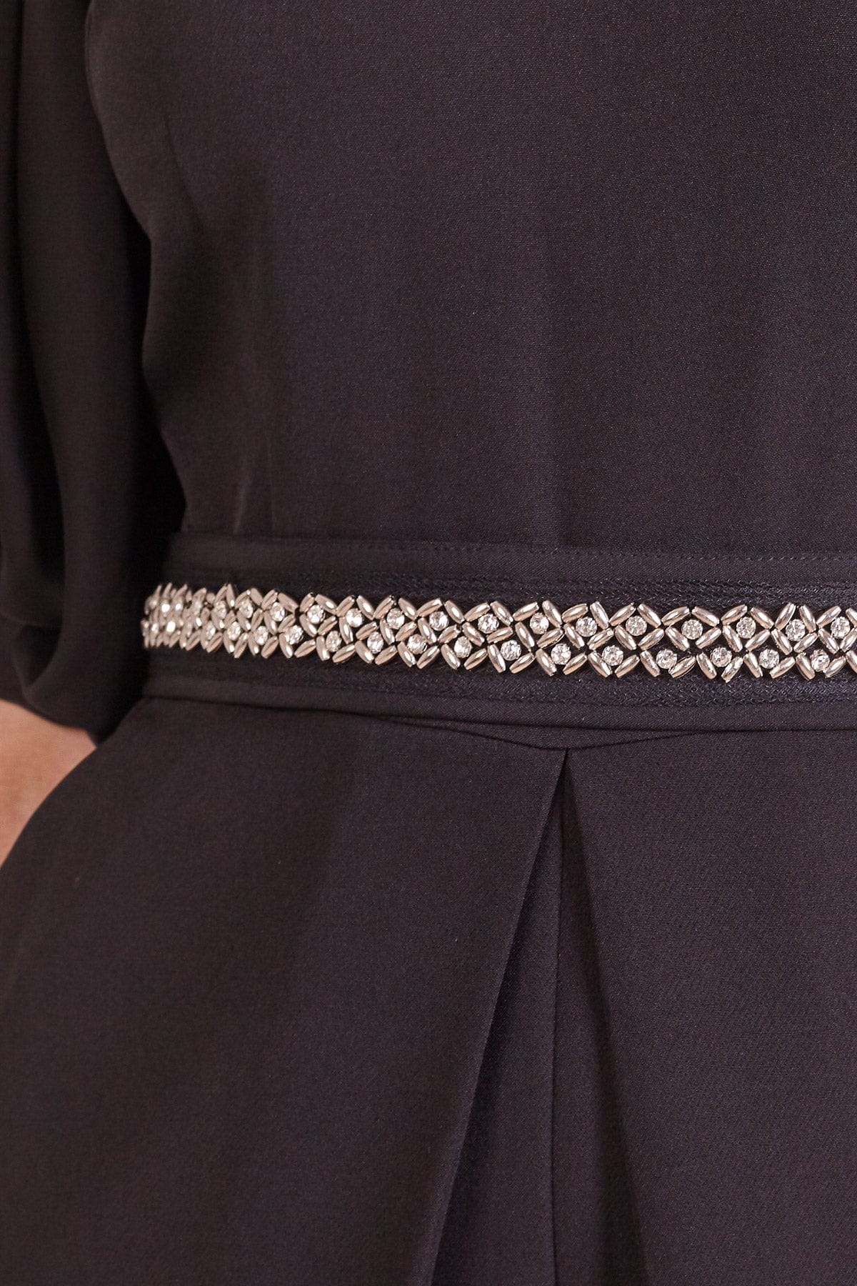 دريسنج بولا جمبسوت سادة مخصر برباط مطرز على الخصر نس كم بف نسائي أسود