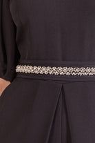 دريسنج بولا جمبسوت سادة مخصر برباط مطرز على الخصر نس كم بف نسائي أسود