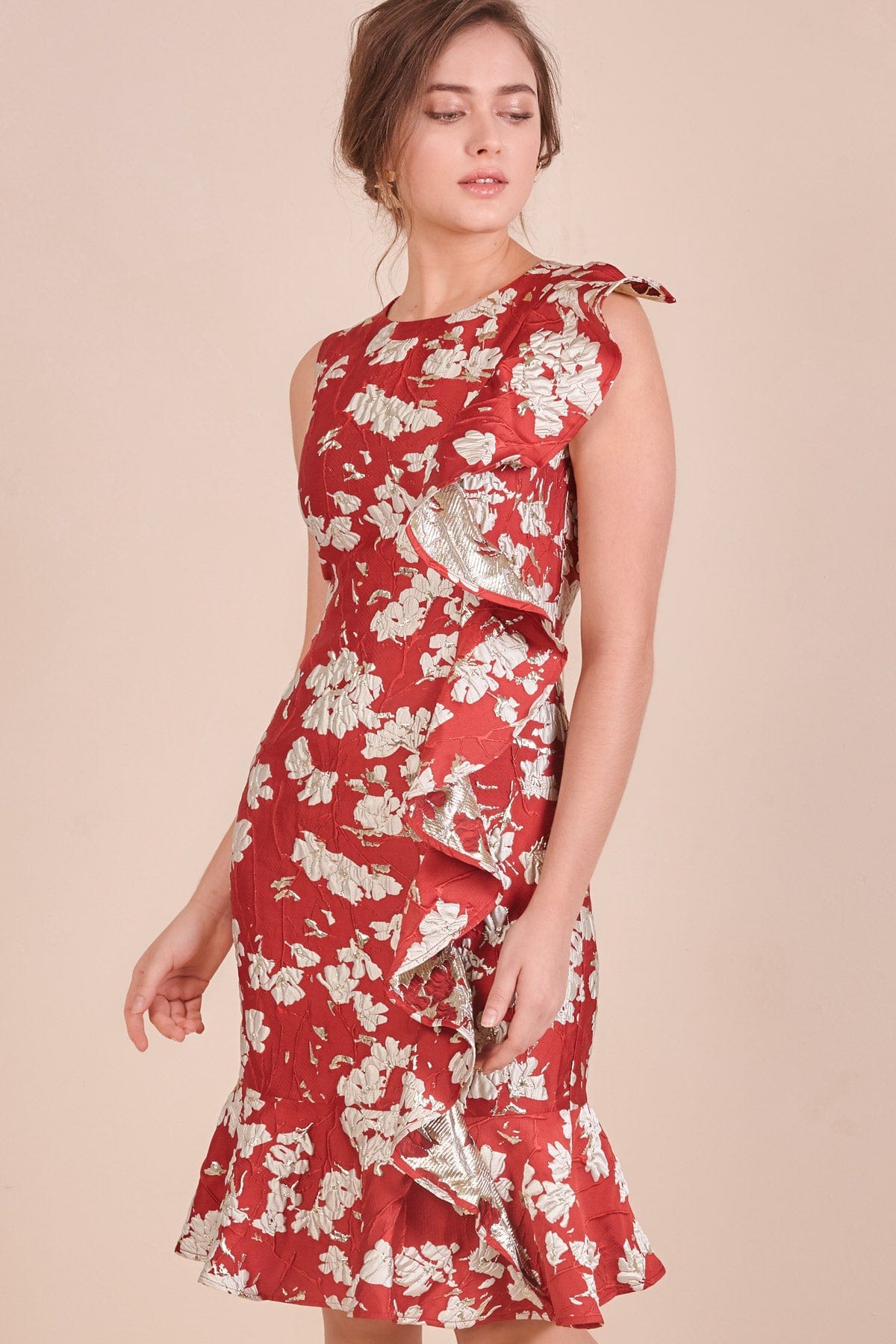 دريسنج بولا فستان ميدي موردة بكشكشة جانبية بلا أكمام أحمر