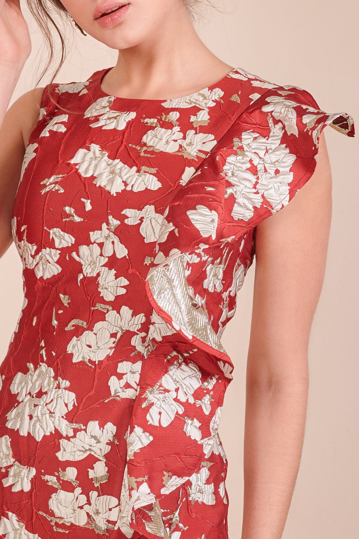 دريسنج بولا فستان ميدي موردة بكشكشة جانبية بلا أكمام أحمر