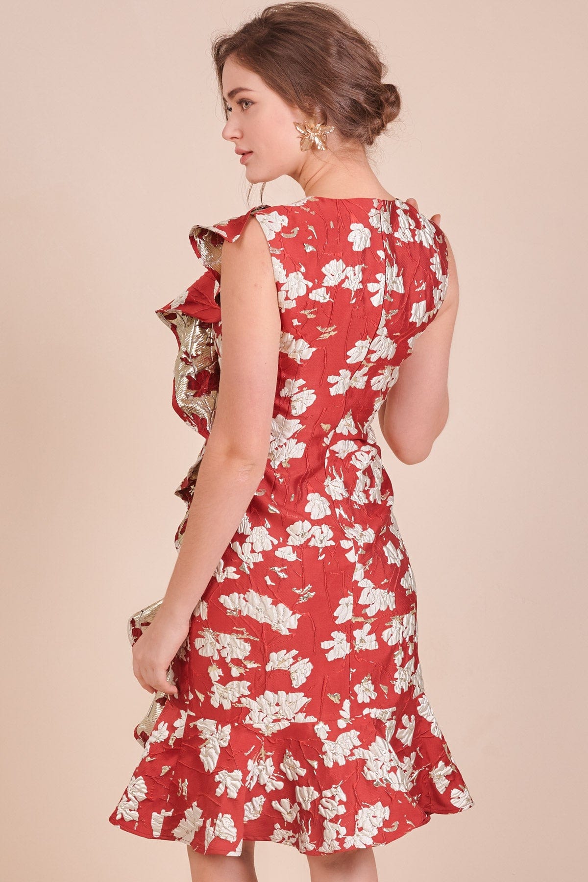 دريسنج بولا فستان ميدي موردة بكشكشة جانبية بلا أكمام أحمر