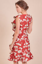 دريسنج بولا فستان ميدي موردة بكشكشة جانبية بلا أكمام أحمر