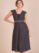 دريسنج بولا فستان ميدي مخطط بالعرض مطرز بأكمام قصيرة أزرق