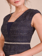 دريسنج بولا فستان ميدي مخطط بالعرض مطرز بأكمام قصيرة أزرق