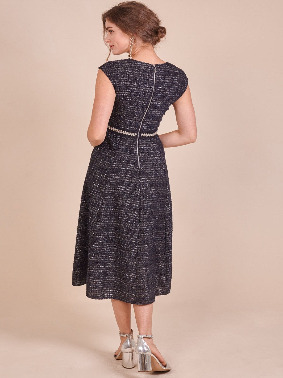 دريسنج بولا فستان ميدي مخطط بالعرض مطرز بأكمام قصيرة أزرق