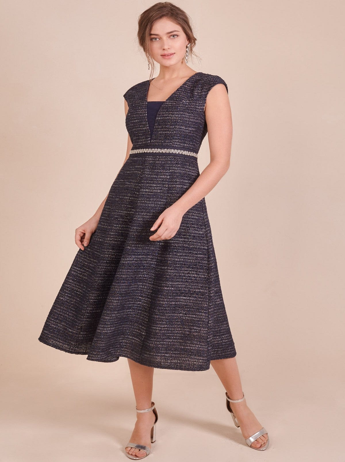 دريسنج بولا فستان ميدي مخطط بالعرض مطرز بأكمام قصيرة أزرق