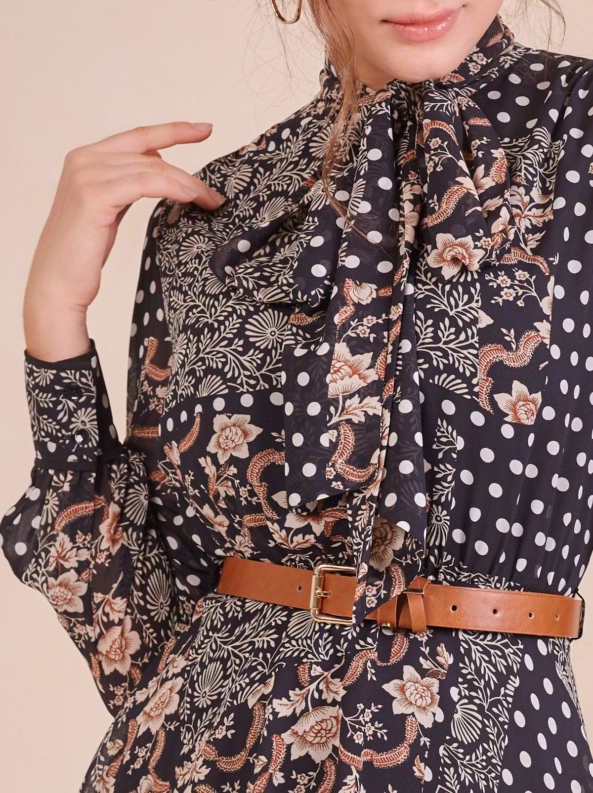 دريسنج بولا فستان ماكسي منقوش بربطة عنق بطبقات مكشكشة من أسفل بأكمام طويلة أسود