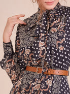 دريسنج بولا فستان ماكسي منقوش بربطة عنق بطبقات مكشكشة من أسفل بأكمام طويلة أسود