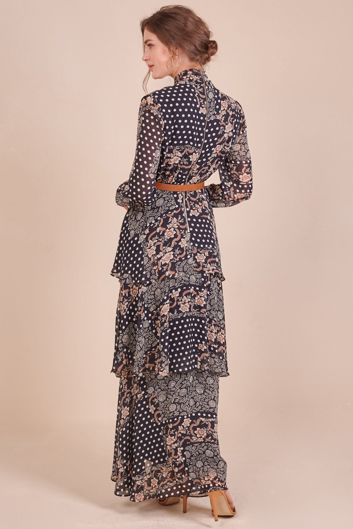 دريسنج بولا فستان ماكسي منقوش بربطة عنق بطبقات مكشكشة من أسفل بأكمام طويلة أسود