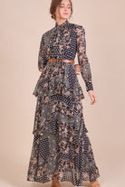 دريسنج بولا فستان ماكسي منقوش بربطة عنق بطبقات مكشكشة من أسفل بأكمام طويلة أسود