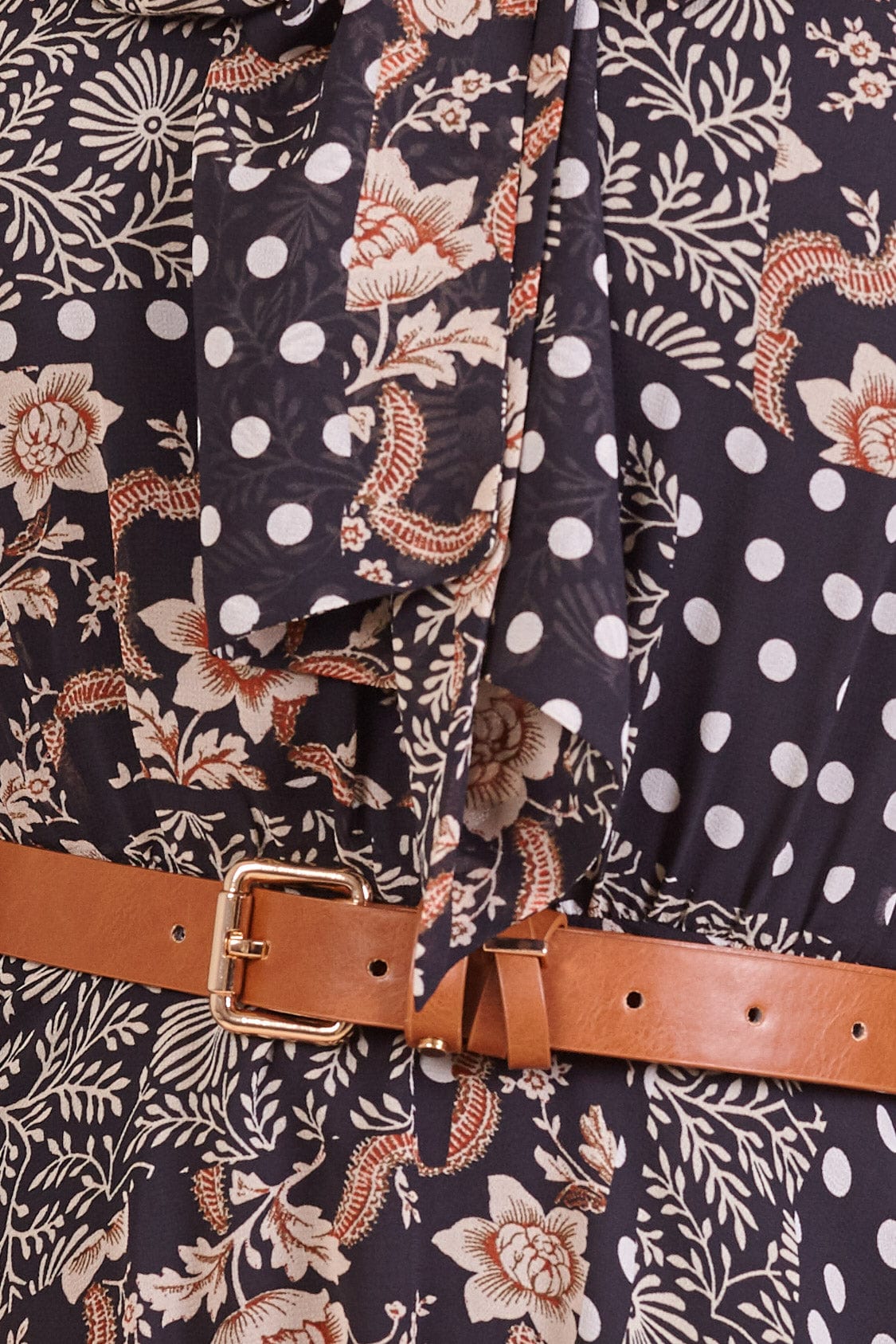 دريسنج بولا فستان ماكسي منقوش بربطة عنق بطبقات مكشكشة من أسفل بأكمام طويلة أسود