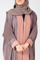 جوهرة عباية كلاسيك حرير مغسول مخططة بطريز كم طويل وردي فاتح