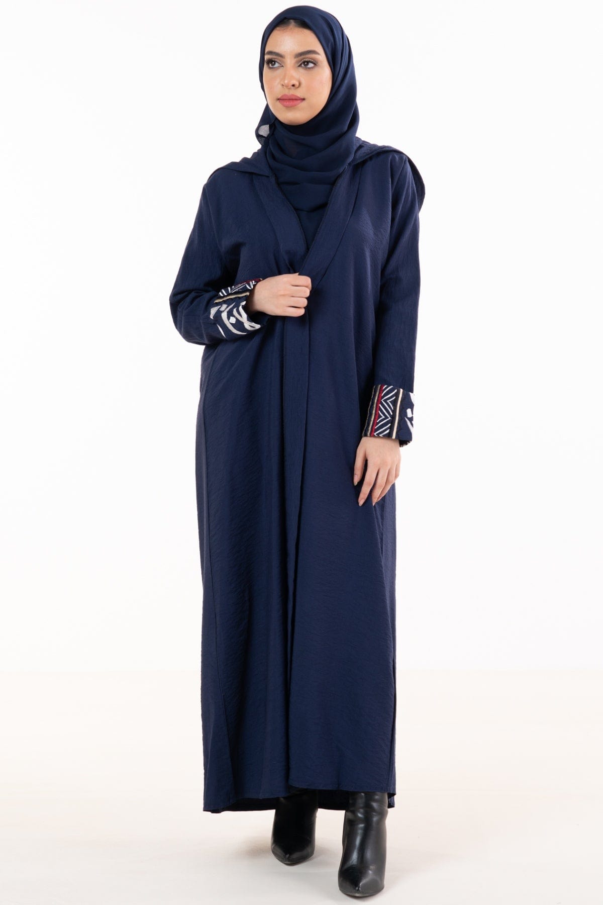 جوهرة عبايه كتان كلاسيك بمعصم ملون مع غطاء رأس أزرق غامق