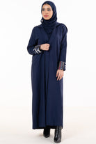 جوهرة عبايه كتان كلاسيك بمعصم ملون مع غطاء رأس أزرق غامق