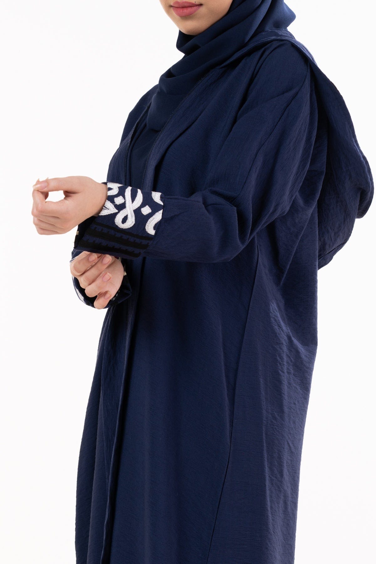 جوهرة عبايه كتان كلاسيك بمعصم ملون مع غطاء رأس أزرق غامق